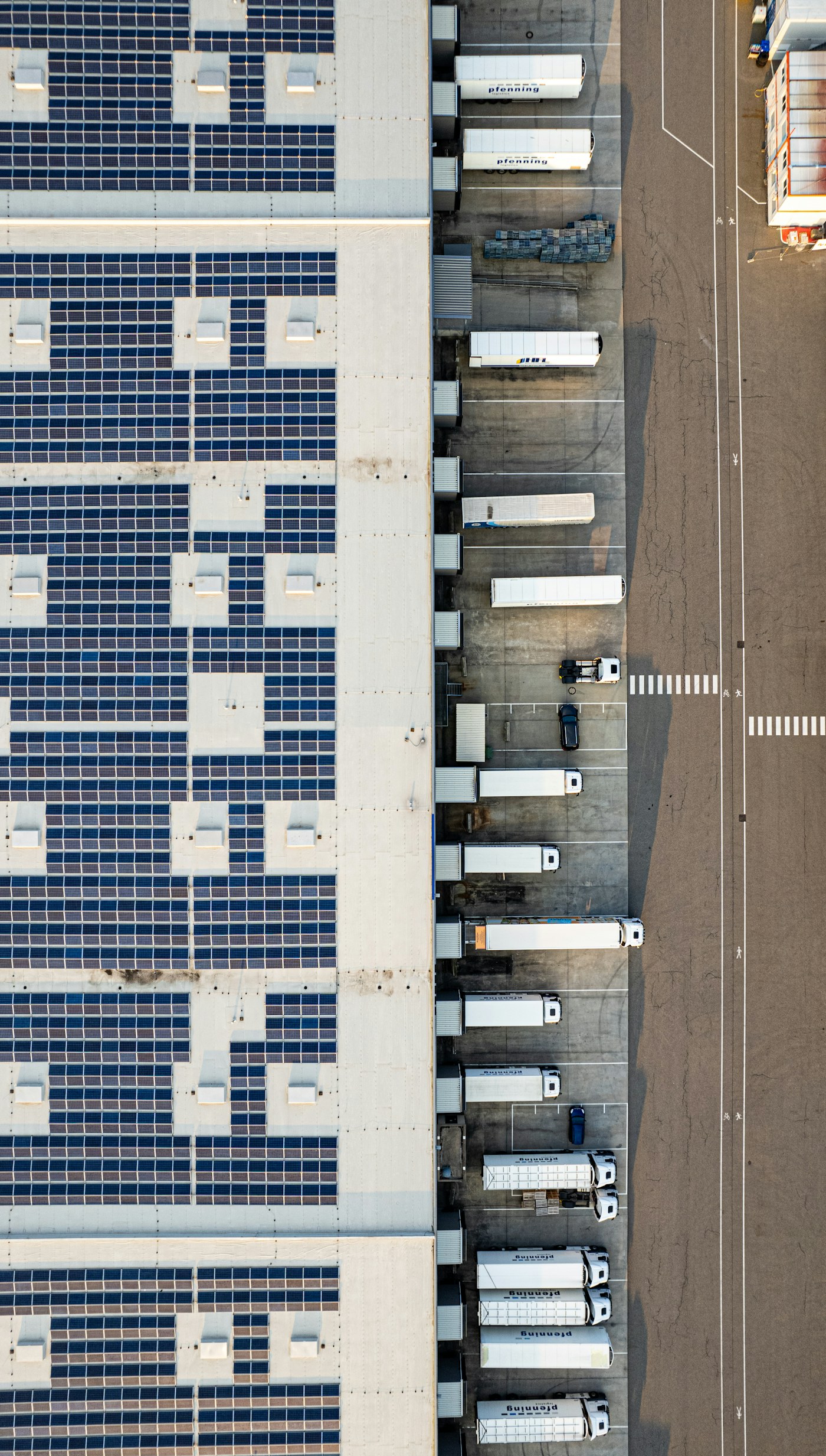 Photographie aérienne d’un entrepôt photovoltaïque, illustration du projet de Tournan-en-Brie